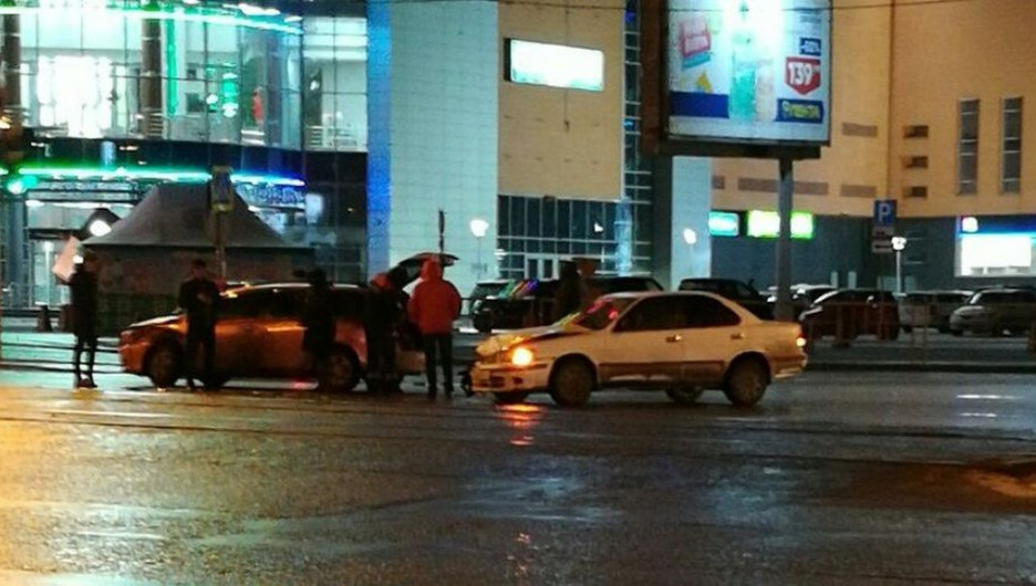 В Барнауле у ТЦ "Пионер" столкнулись иномарки, пострадала девушка.