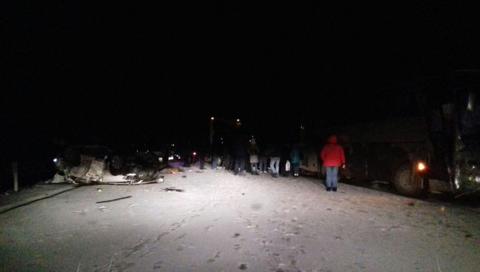 В Топчихинском районе произошло смертельное ДТП с участием автобуса и двух иномарок. 8 ноября 2017 года.