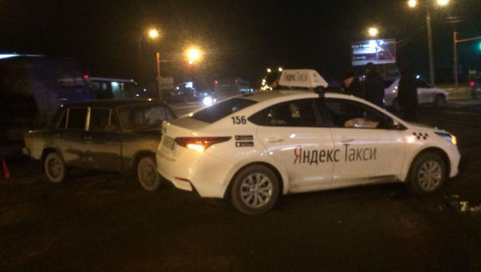 В Барнауле пьяный водитель ВАЗа врезался в автомобиль «Яндекс. Такси».