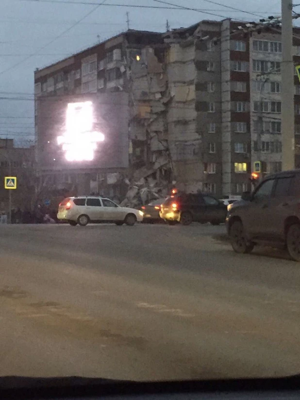 В жилом доме в Ижевске от взрыва обрушились девять этажей.