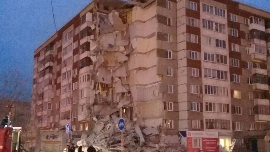 В жилом доме в Ижевске от взрыва обрушились девять этажей.