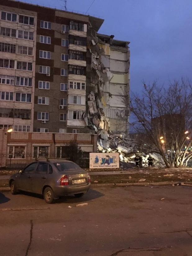 В жилом доме в Ижевске от взрыва обрушились девять этажей.