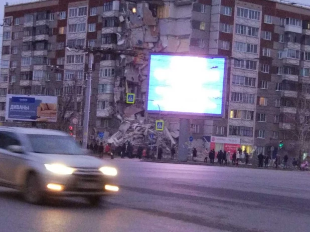 В жилом доме в Ижевске от взрыва обрушились девять этажей.