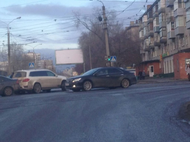 В Барнауле столкнулись Mercedes и Infiniti.