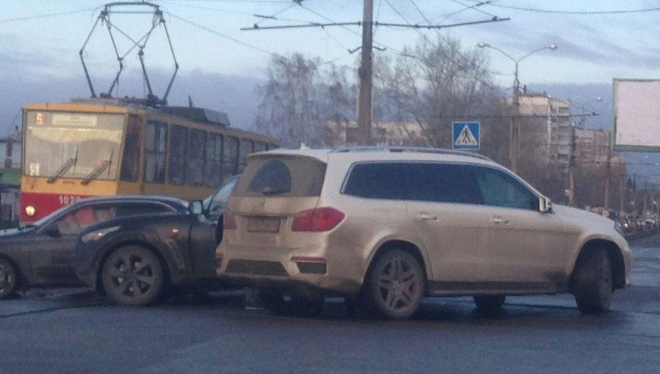 В Барнауле столкнулись Mercedes и Infiniti.