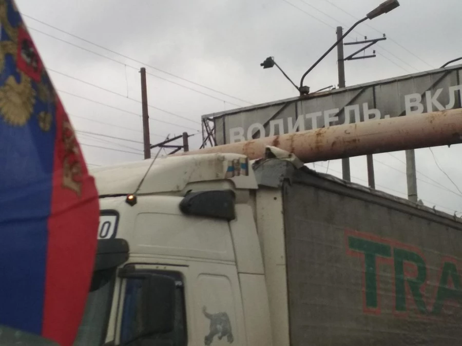 В Барнауле грузовик едва не снес ограничительную рамку.