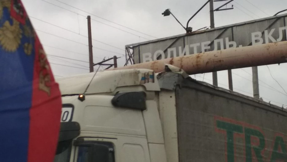 В Барнауле грузовик едва не снес ограничительную рамку.