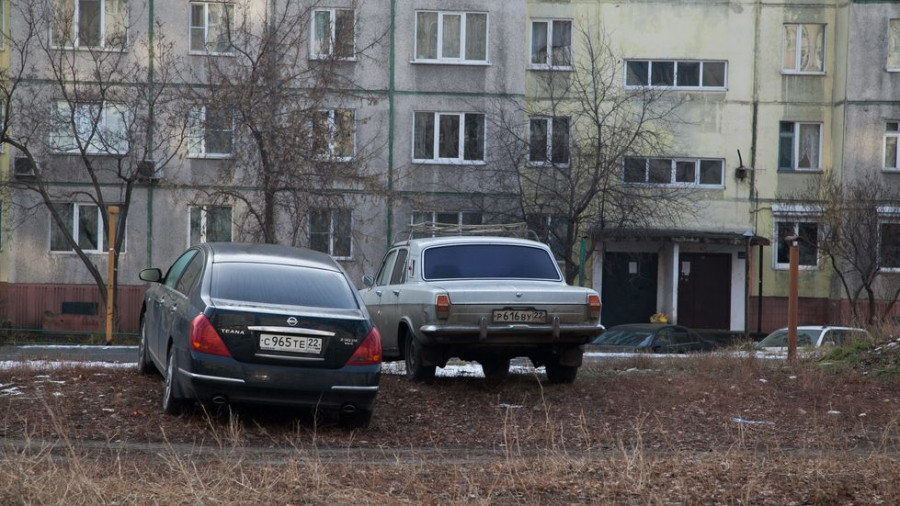 Автомобилям в Барнауле запрещено парковаться на газоне.