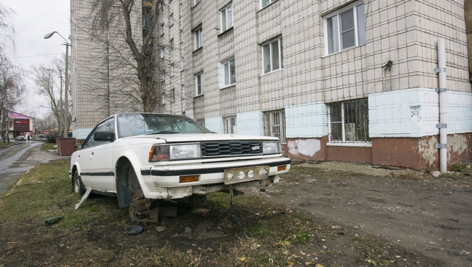 В Барнауле запрещено парковаться на газонах, хранить порубочные остатки и разукомплектованные авто.