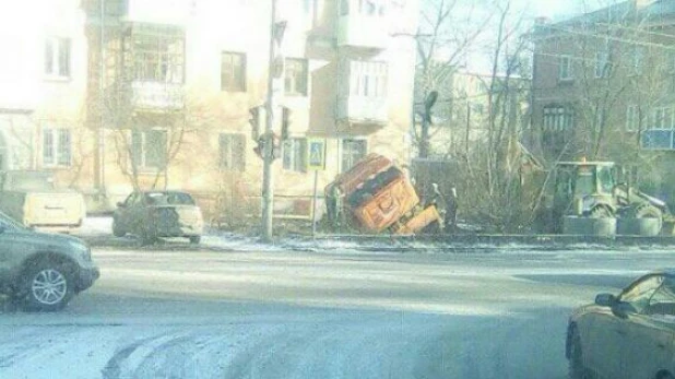 КамАЗ провалился под землю в Рубцовске.