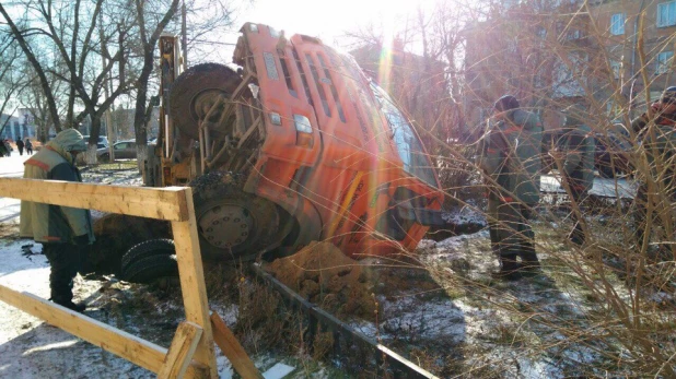 КамАЗ провалился под землю в Рубцовске.