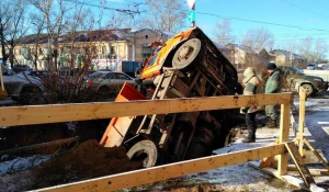 КамАЗ провалился под землю в Рубцовске.