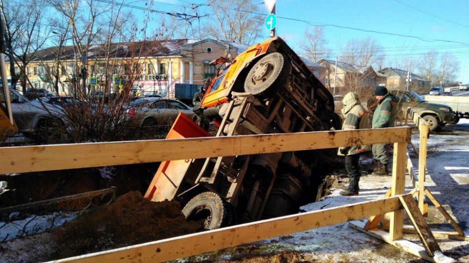КамАЗ провалился под землю в Рубцовске.