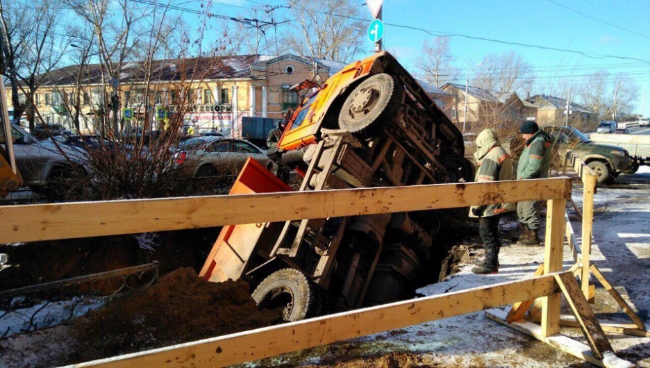 КамАЗ провалился под землю в Рубцовске.