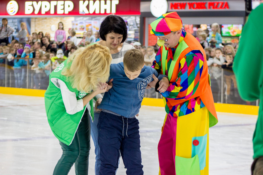 Российский Дед Мороз и фигуристка Анастасия Гребенкина побывали в Барнауле.