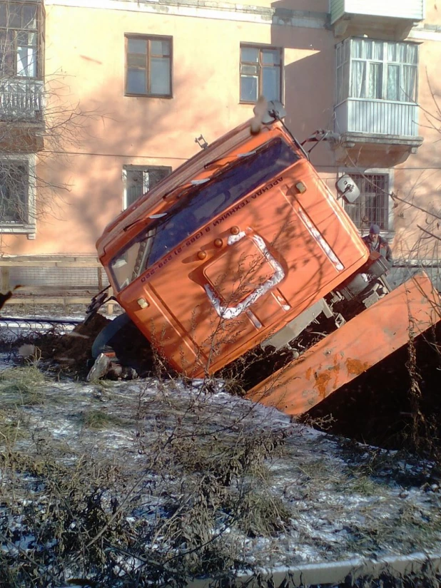 В Рубцовске грузовик провалился под землю. 11 ноября 2017 года.