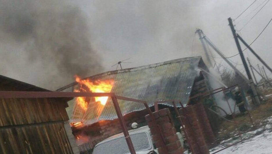 Очевидцы: в Барнауле обесточили район из-за пожара в бане и гараже.