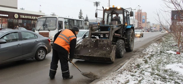 Дорожники вывезли из Барнаула 160 тонн снега.