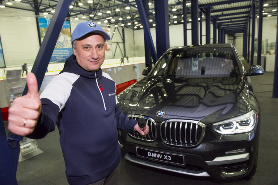 В Барнауле презентовали новый BMW X3.
