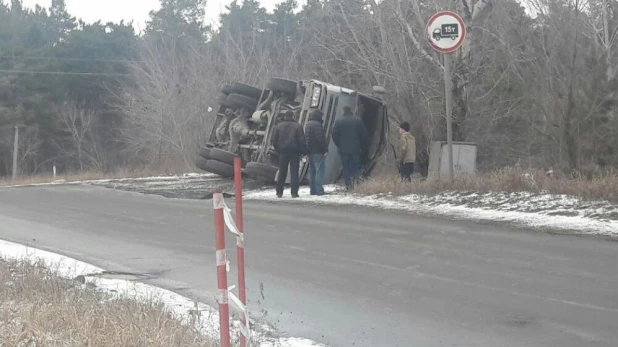 Бетономешалка перевернулась.