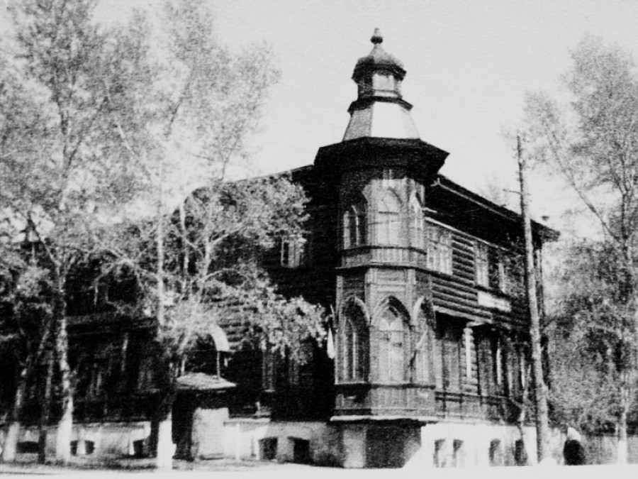 До середины 50-х гг. женская средняя школа №8, бывшая  гимназия М.Ф.Будкевич (пр.Красноармейский, 14)