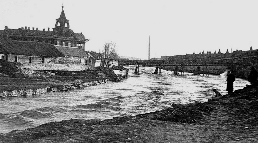Вид на бывшую гостиницу Империал (не сохр.) и мост через Барнаулку к Базарной площади, 1947г.
