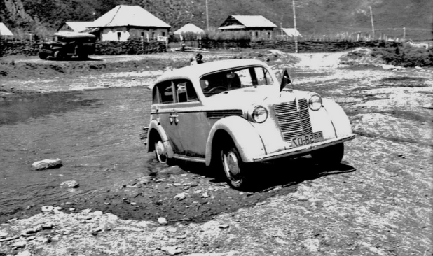 Студенты института сельхозмашиностроения на отдыхе в Горном Алтае, 1948г.