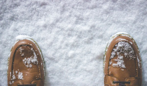 Зима. Мужские ботинки и снег.