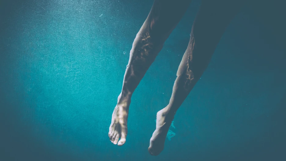 Человек в воде.