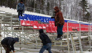 На лыжно-биатлонной трассе в "Белокурихе-2" установили трибуны.