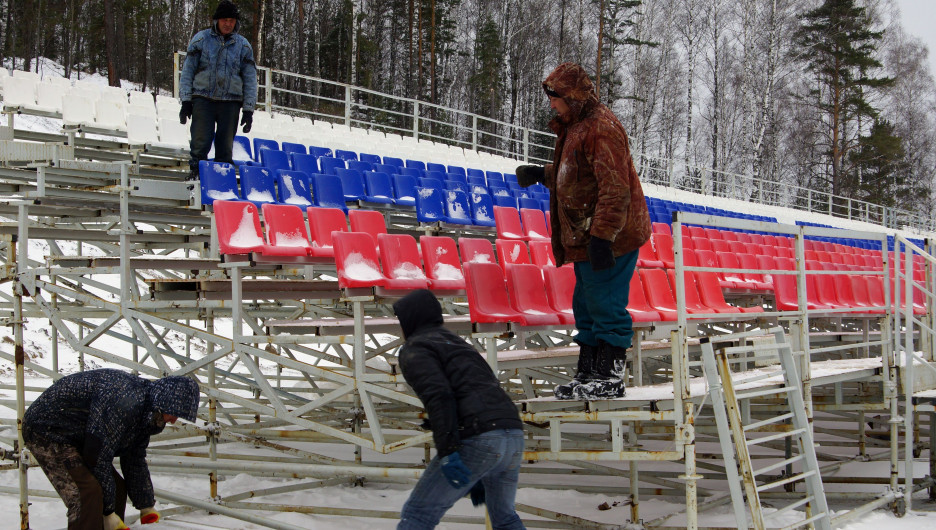 На лыжно-биатлонной трассе в "Белокурихе-2" установили трибуны.