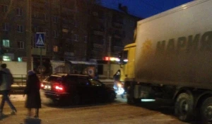 В Барнауле Toyota врезалась в грузовик "Мария Ра". 14 ноября 2017 года.