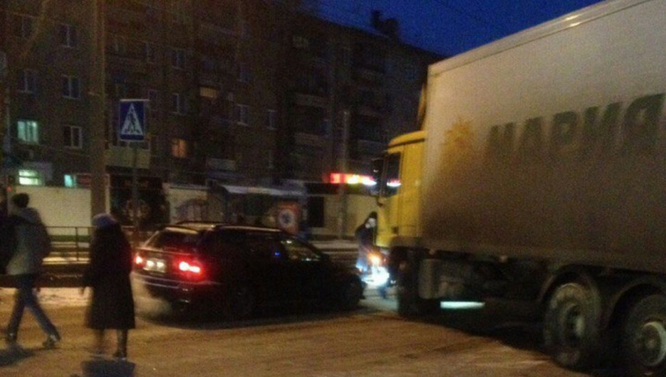 В Барнауле Toyota врезалась в грузовик "Мария Ра". 14 ноября 2017 года.
