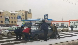 В Барнауле "Жигули" перекрыли трамвайные пути.