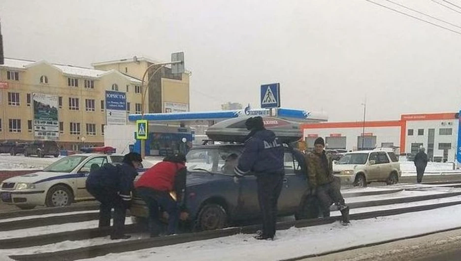 В Барнауле "Жигули" перекрыли трамвайные пути.