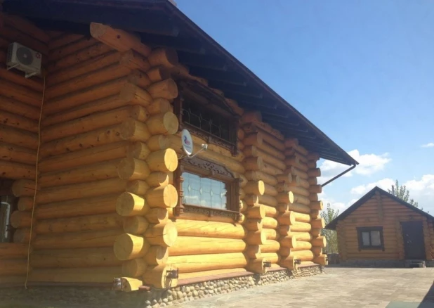 В Барнауле продают русский терем с большой печью и причалом.