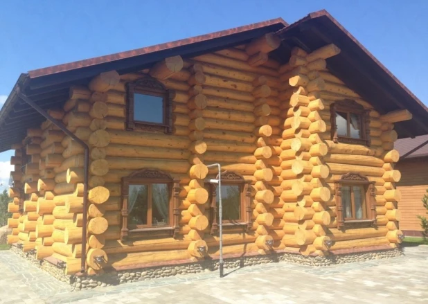 В Барнауле продают русский терем с большой печью и причалом.