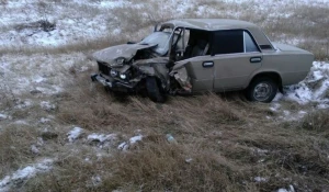 На алтайской трассе после ДТП две машины смяло и выбросило в кювет.