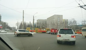 В Барнауле из-за столкновения трамвая и автобуса пострадали три человека.