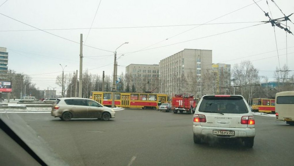 В Барнауле из-за столкновения трамвая и автобуса пострадали три человека.