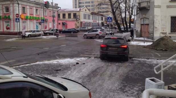 Барнаульские водители объезжают перекресток по тротуару.