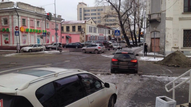 Барнаульские водители объезжают перекресток по тротуару.