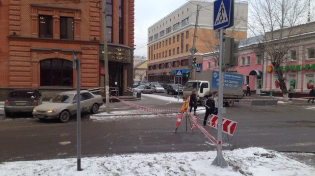 Барнаульские водители объезжают перекресток по тротуару.