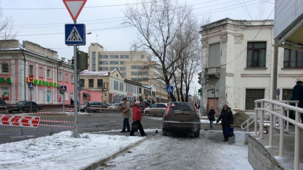 Барнаульские водители объезжают перекресток по тротуару.