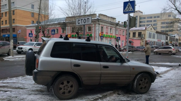 Барнаульские водители объезжают перекресток по тротуару.