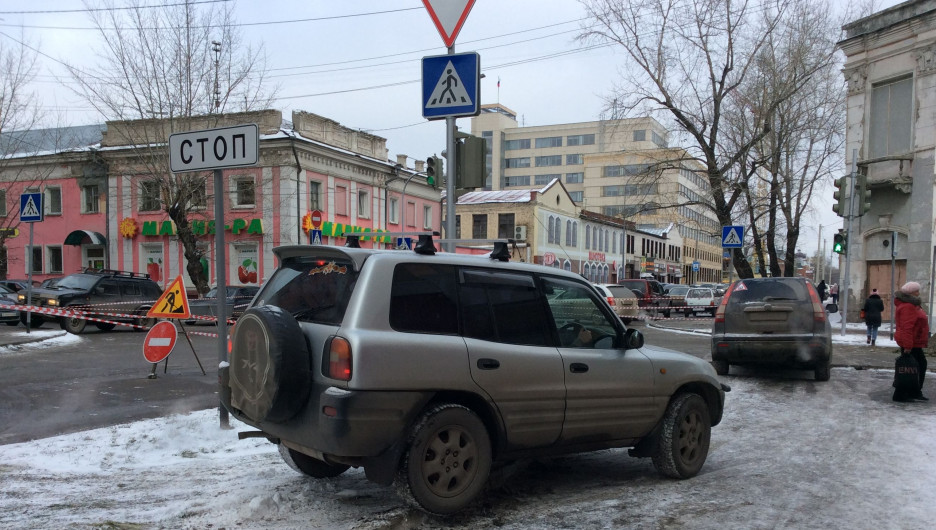 Барнаульские водители объезжают перекресток по тротуару.