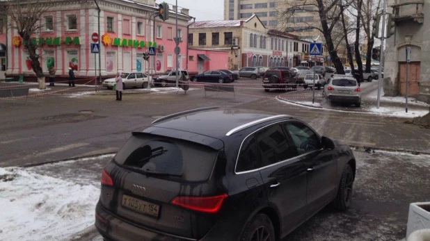 Барнаульские водители объезжают перекресток по тротуару.