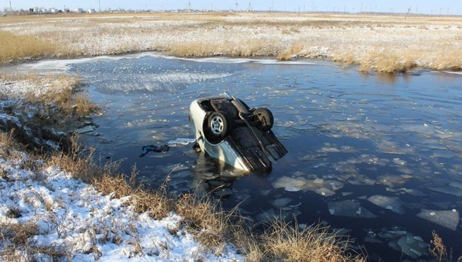 В Алтайском крае мужчина угнал иномарку и утопил ее в болоте.