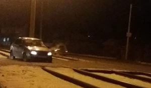 В Барнауле водитель бросил машину на трамвайных путях после ночной аварии.