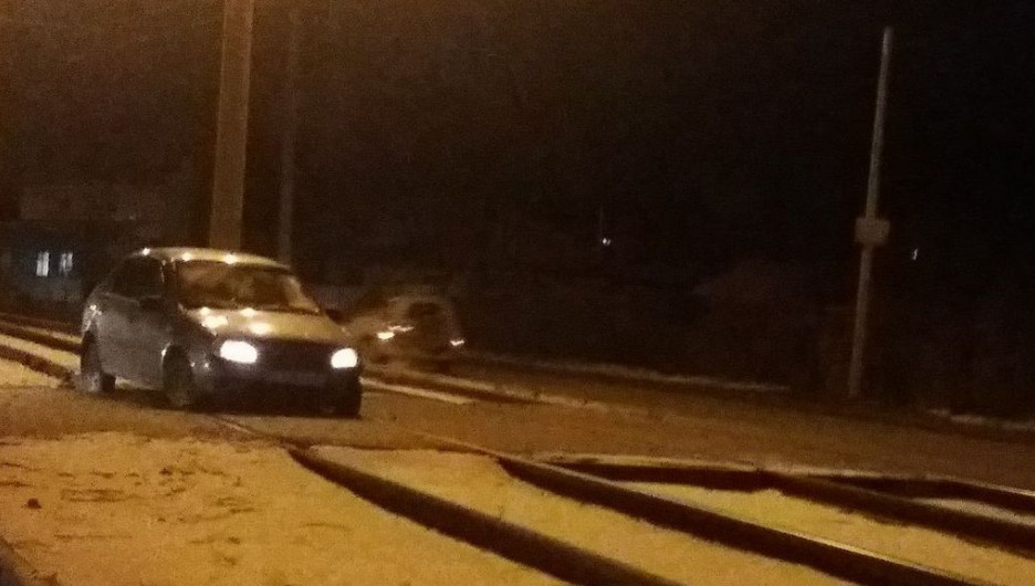 В Барнауле водитель бросил машину на трамвайных путях после ночной аварии.